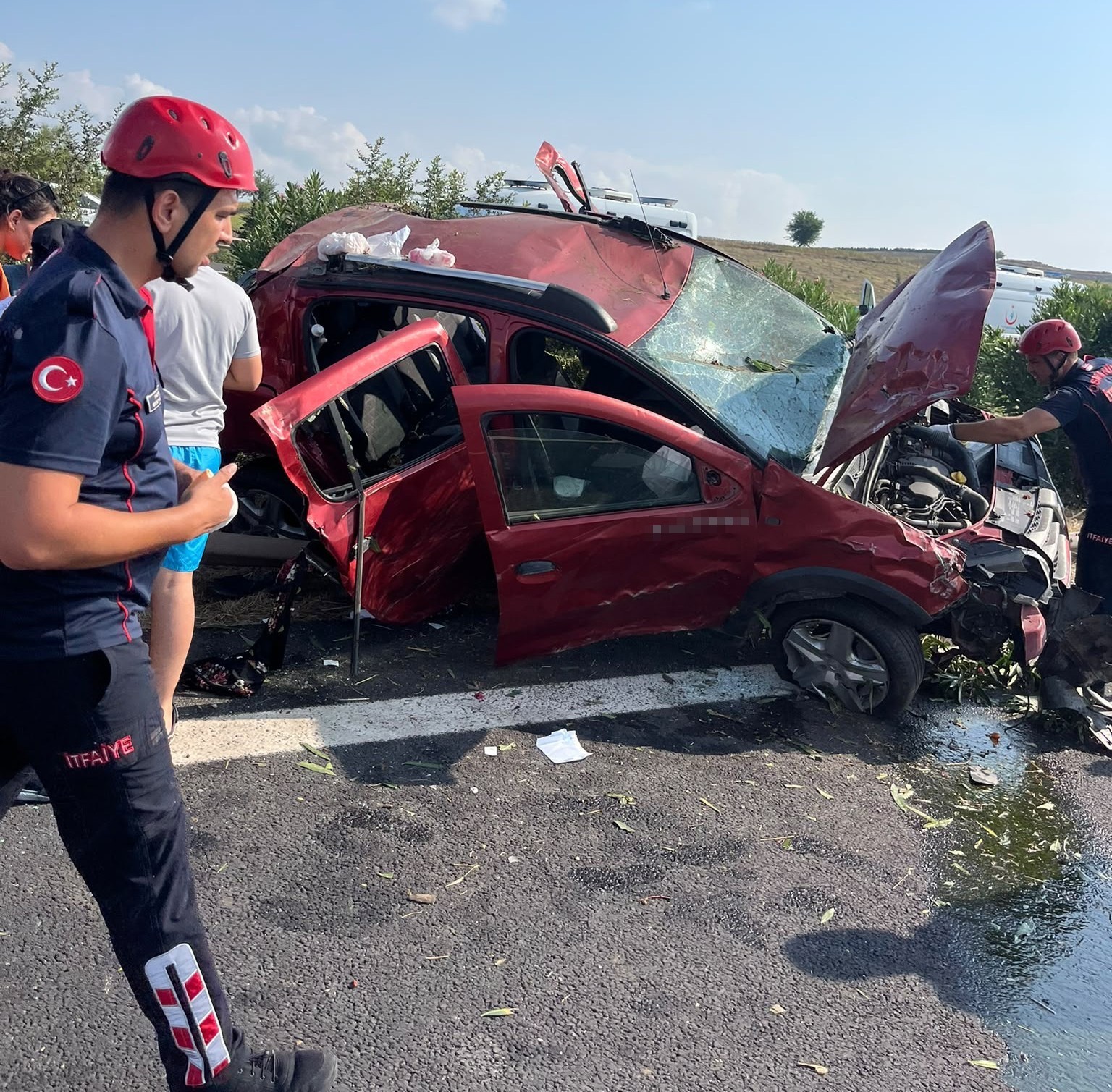 tag-otoyolu-nda-otomobil-bariyerlere-carpti-1-i-cocuk-5-yarali