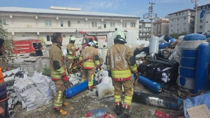 antakya-da-santiye-icerisinde-malzemeler-alevlere-teslim-oldu