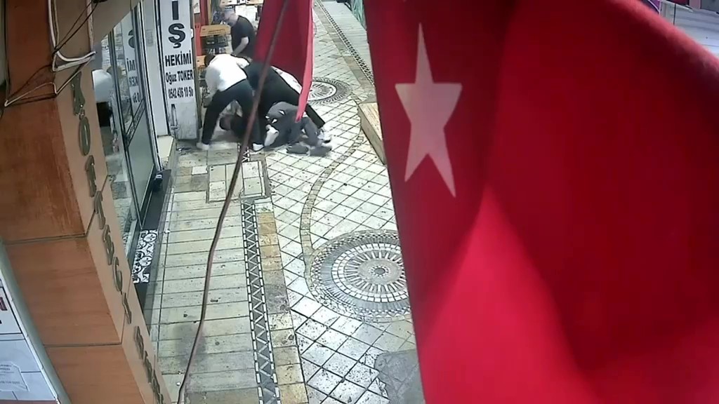 dort-kisi-tarafindan-olduresiye-darbedildi-olay-ani-kameraya-yansidi
