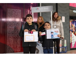 Karnesini Getiren Çocuklar Ücretsiz Sinema Biletini Kaptı