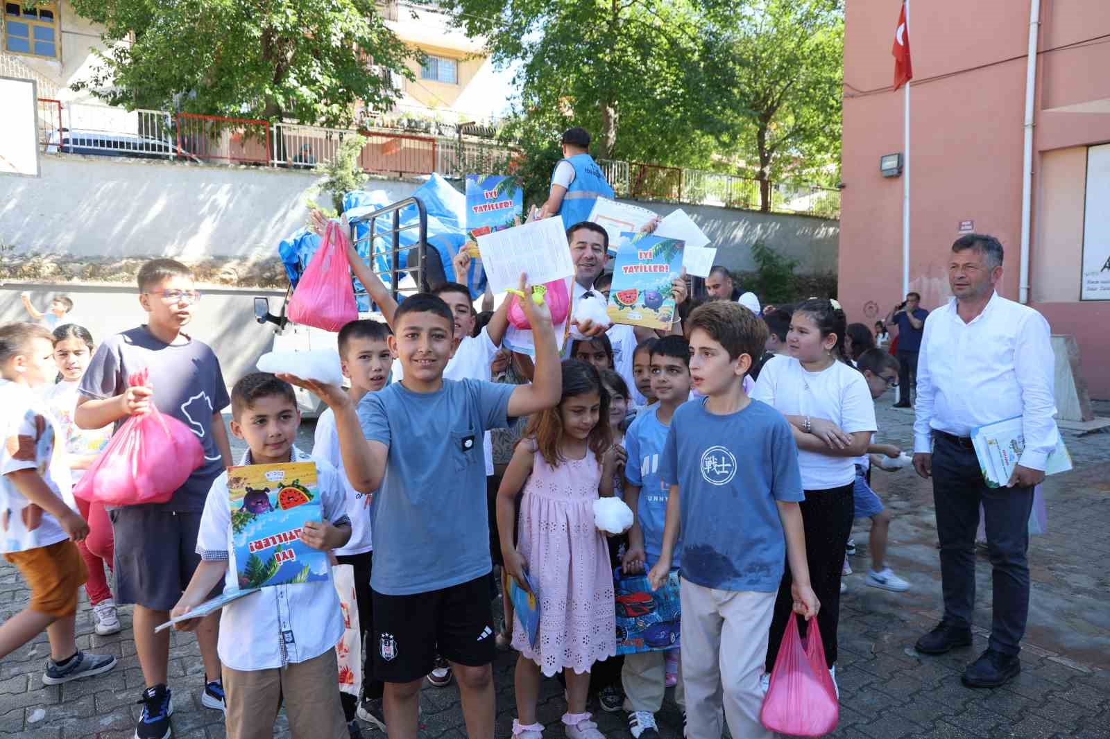 adana-sicaginda-ogrencilere-buz-gibi-karne-hediyesi