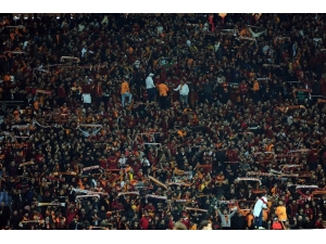 Taraftarlardan ’Forvet İstiyoruz’ Tezahüratı