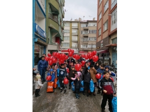 Ülkü Ocaklarından 100 Çocuğa Mont Hediyesi