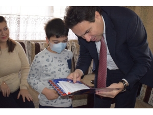 Evde Eğitim Gören Öğrenciye Karnesini Kaymakam Verdi