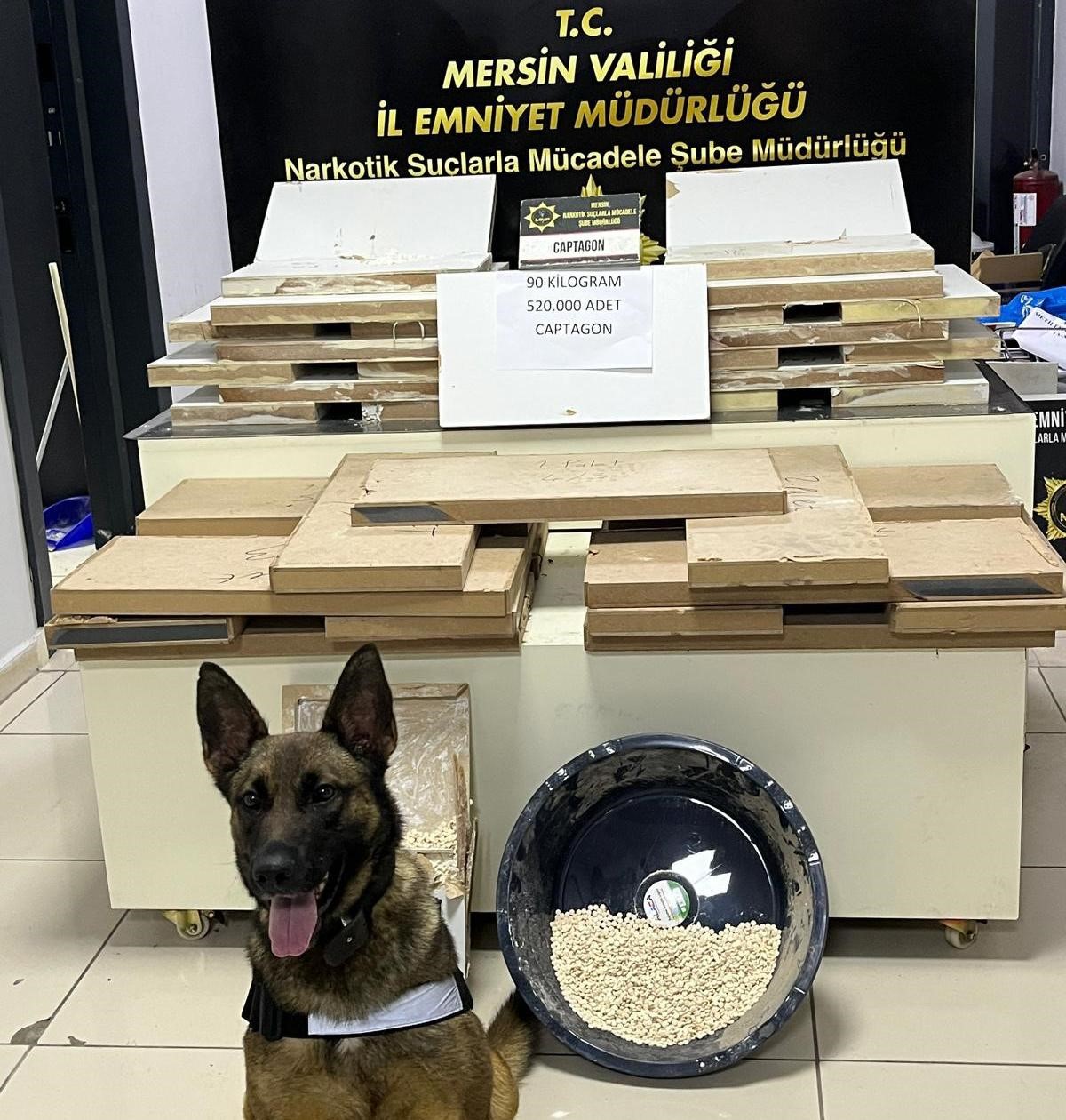 mersin-de-tv-unitelerine-gizlenmis-520-bin-uyusturucu-hap-ele-gecirildi