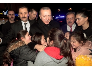 Cumhurbaşkanı Erdoğan, Vatandaşlarla Çay İçip Simit Yedi
