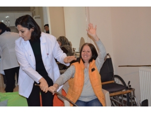 Gönüllü Fizyoterapist Hastalara Sağlık Aşılıyor