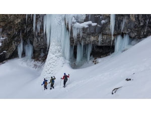 Erek Dağı’nın Sütun Şelalesi Eşsiz Görüntüsüyle Büyülüyor