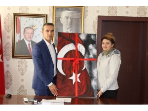 Öğretmenden Kaymakama Anlamlı Hediye