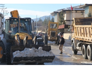 Emet İlçe Merkezinde Kar Temizliği