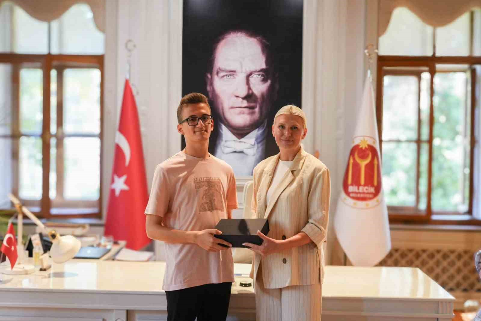 baskan-subasi-yks-turkiye-birincisi-abdullah-uslu-yu-belediyede-agirladi
