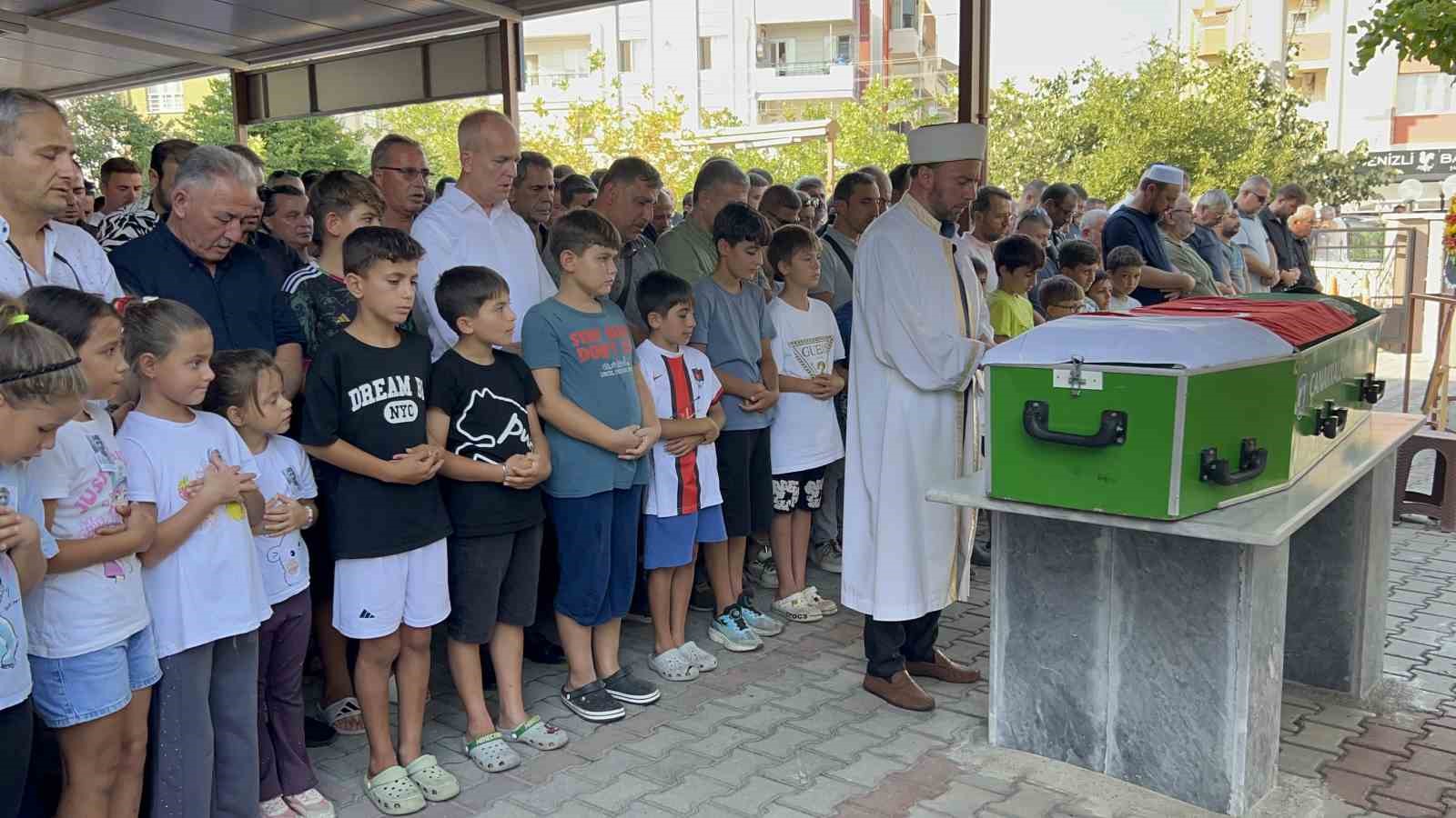 bocek-ilacindan-zehirlenerek-oldugu-iddia-edilen-yusuf-talha-son-yolculuguna-ugurlandi