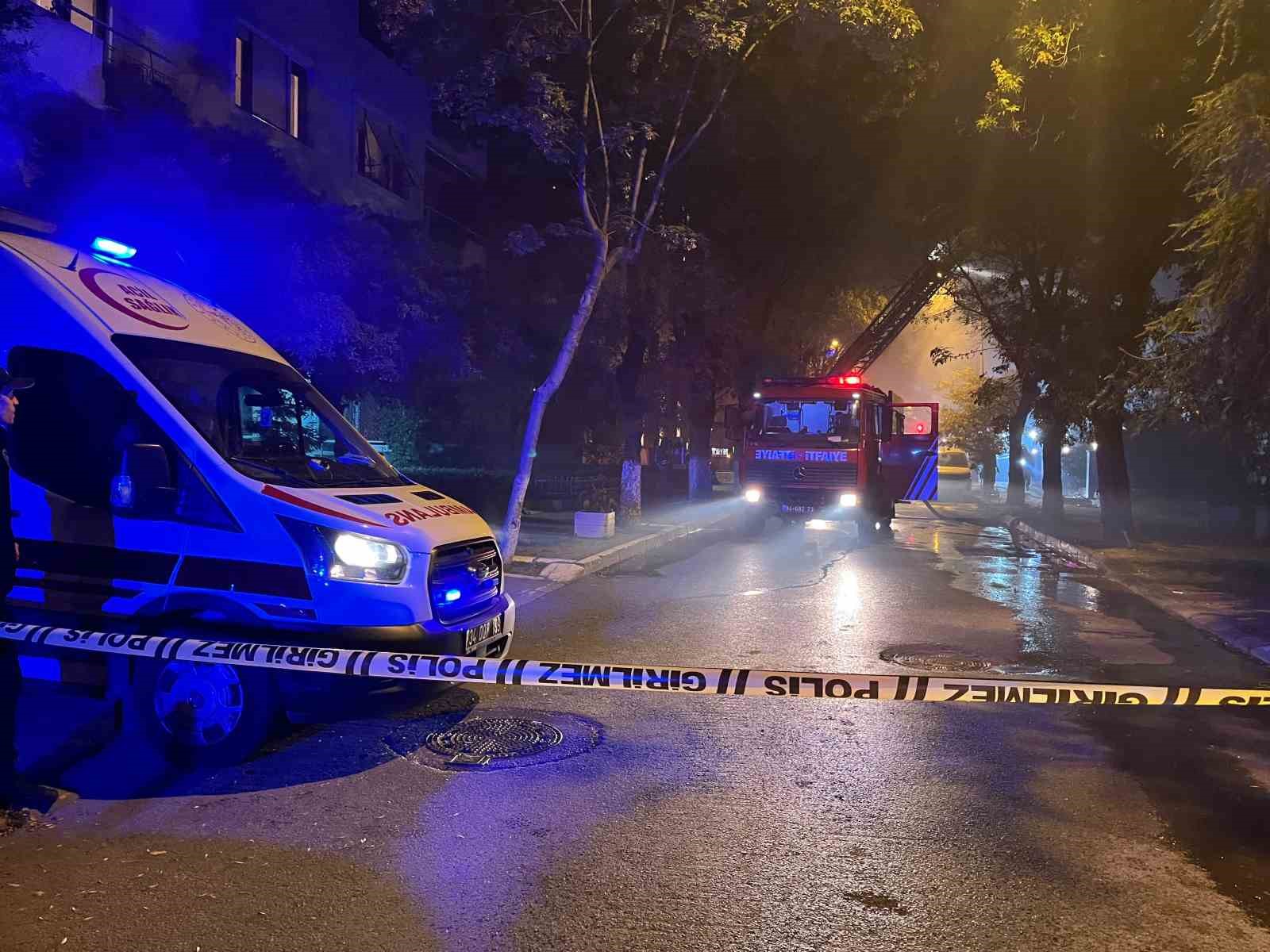 bakirkoy-de-4-katli-metruk-binanin-catisi-alevlere-teslim-oldu