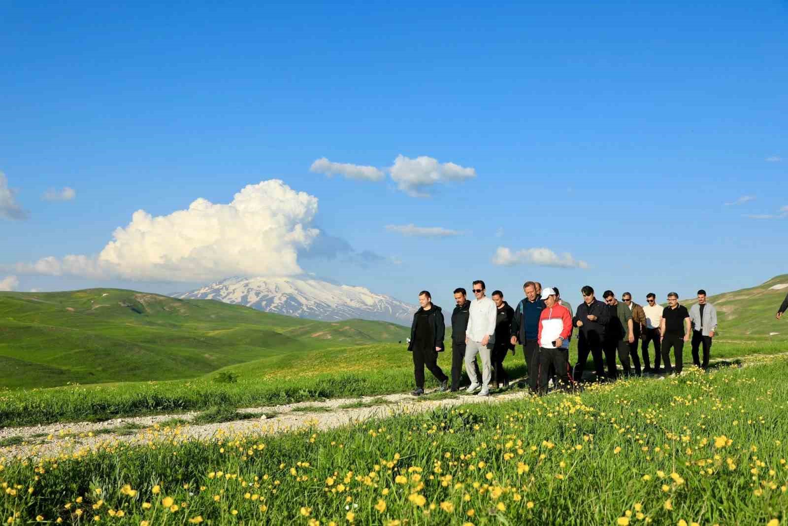 vali-karakaya-sutey-yaylasi-nda-doga-yuruyusu-yapti