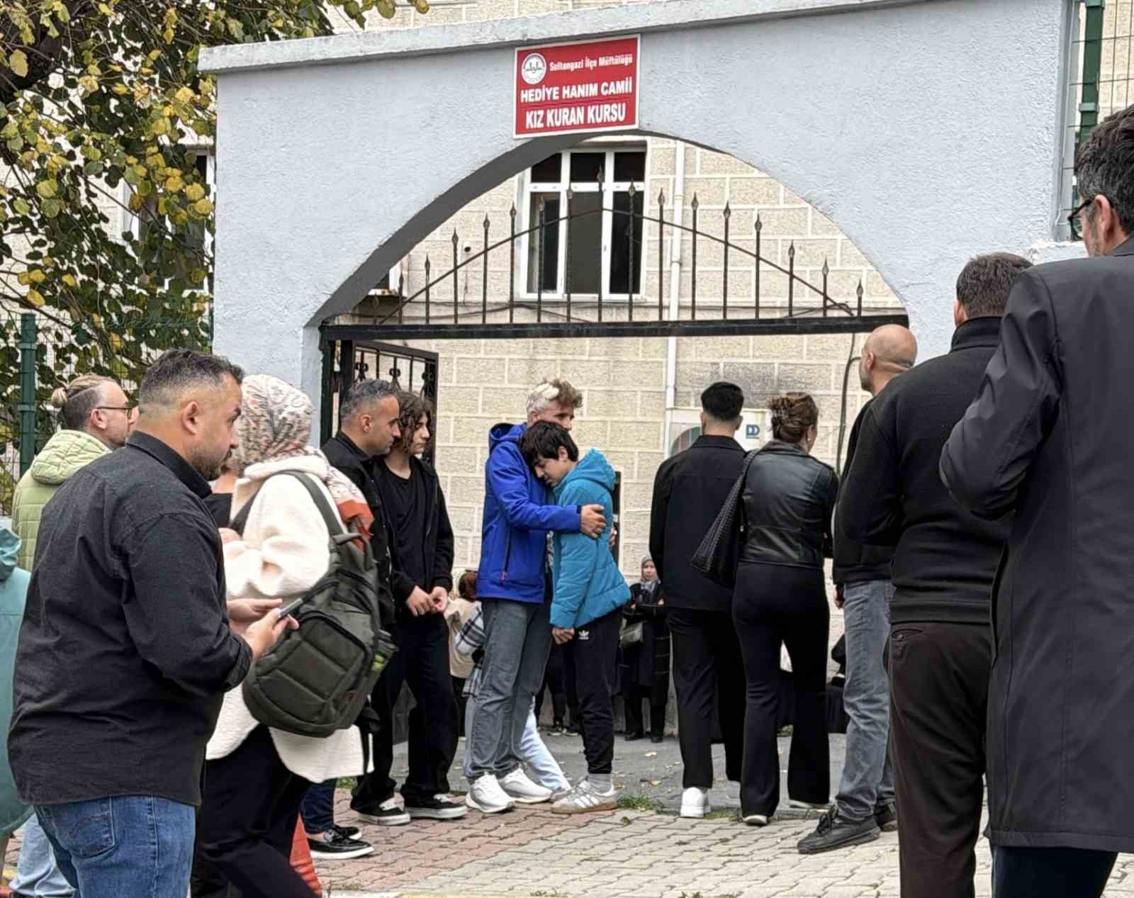 anneye-en-zor-veda-tabutu-basinda-gozyaslarina-boguldu