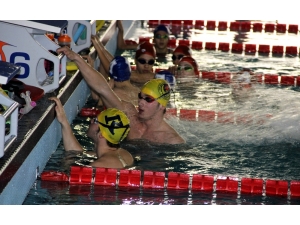 Denizi Olmayan Kent Yüzücülerin Akınına Uğradı