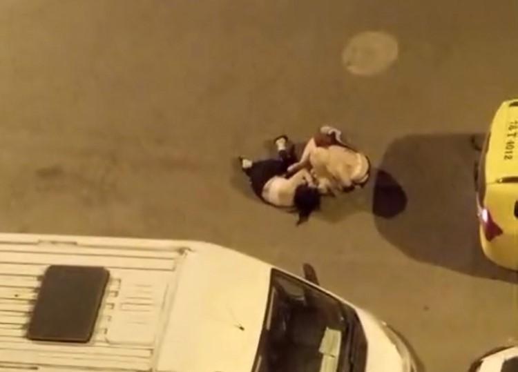 igdir-da-3-kadinin-sokak-kavgasi-cep-telefonu-kamerasinda