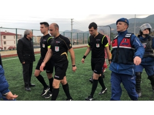 Olaylı Maçın Hakemleri Gözlemcinin Araya Girmesi İse Şikayetten Vazgeçti