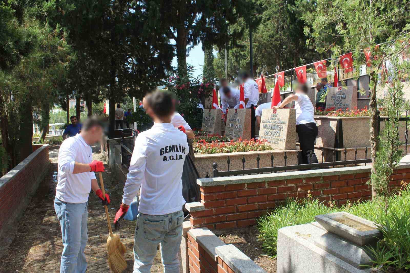 hukumlu-ve-cezaevi-personelinden-sehitlige-anlamli-ziyaret