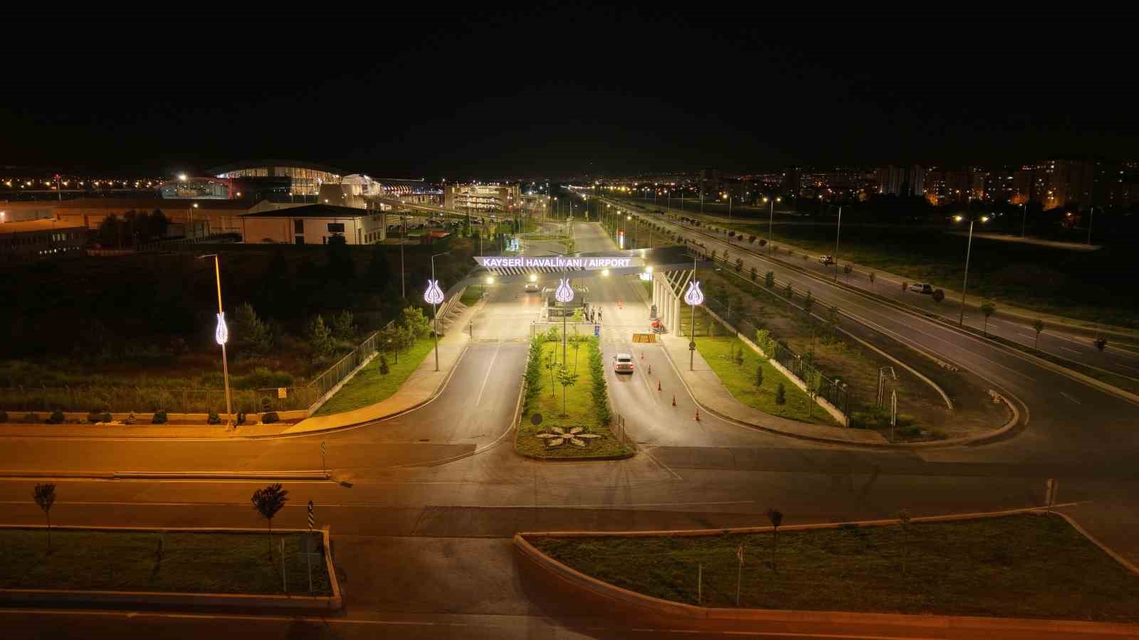 havalimani-yolu-geceleri-renkli-gorunume-kavusuyor