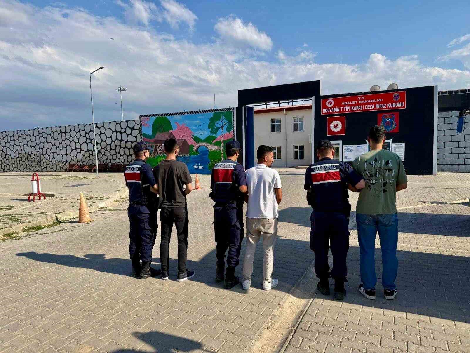jandarma-cesitli-suclardan-aranan-34-kisiyi-yakaladi