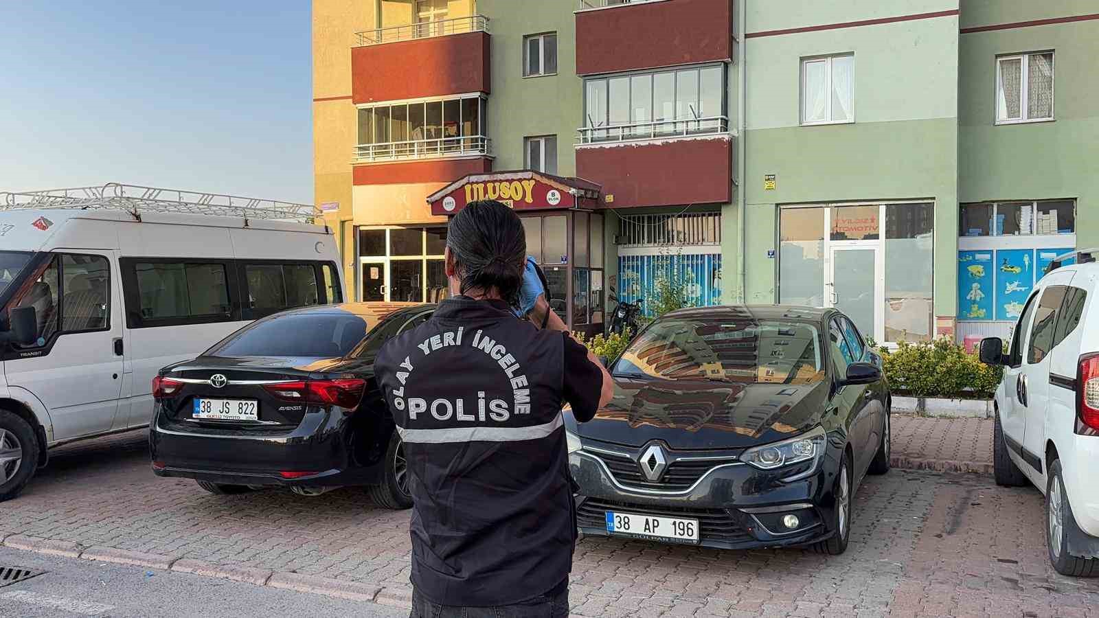 kayseri-de-bir-kisi-babasi-tarafindan-evde-olu-bulundu