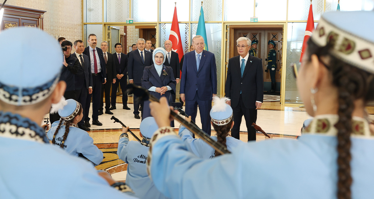 cumhurbaskani-erdogan-a-kazakistan-da-dombra-surprizi