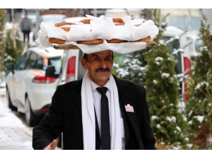 Takım Elbiseli Simitçi Dikkat Çekiyor