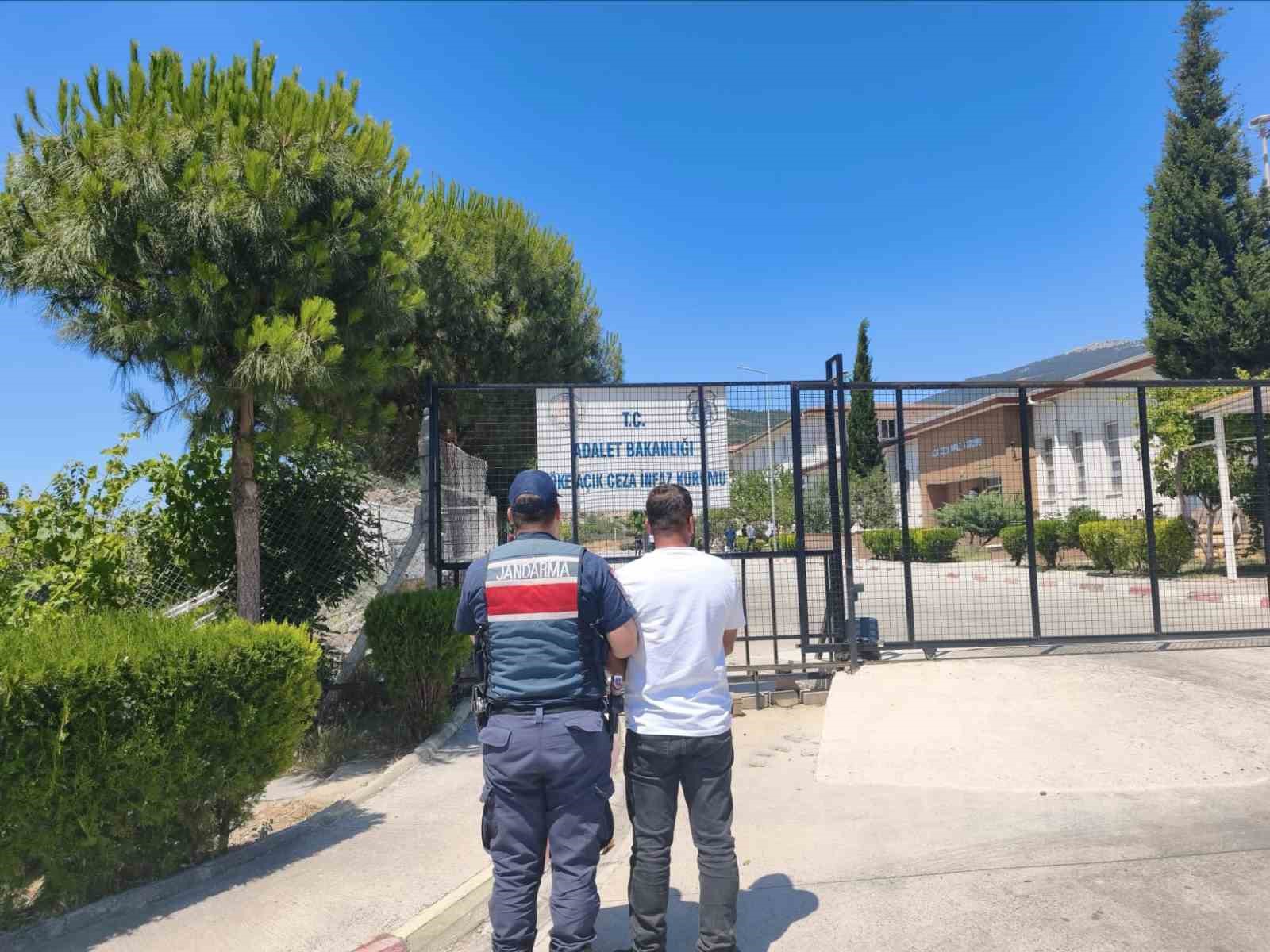 hirsizliktan-8-yil-cezasi-bulunan-firari-kusadasi-nda-yakalandi