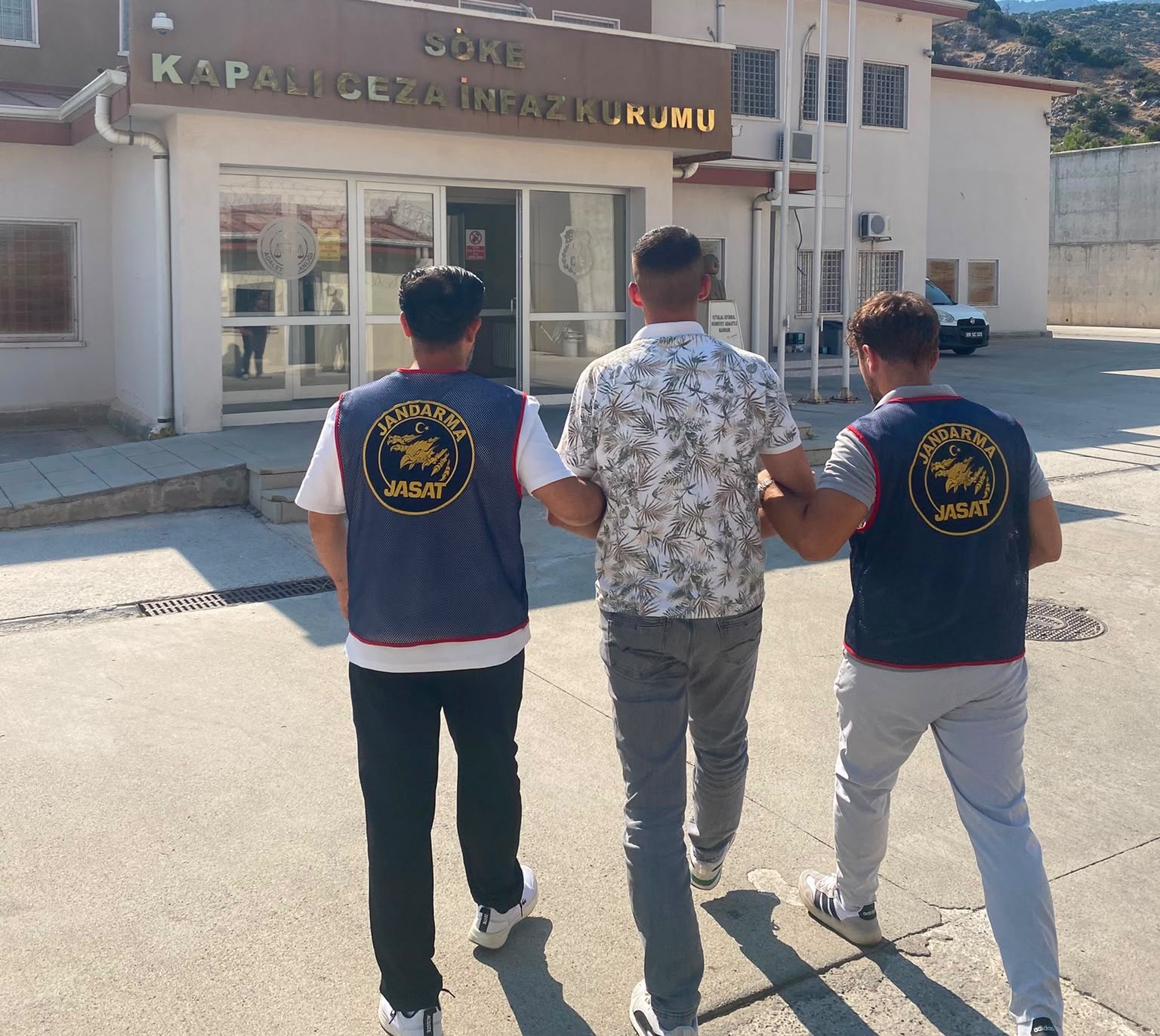 kusadasi-nda-20-yil-hapis-cezasi-ile-aranan-sahis-yakalandi