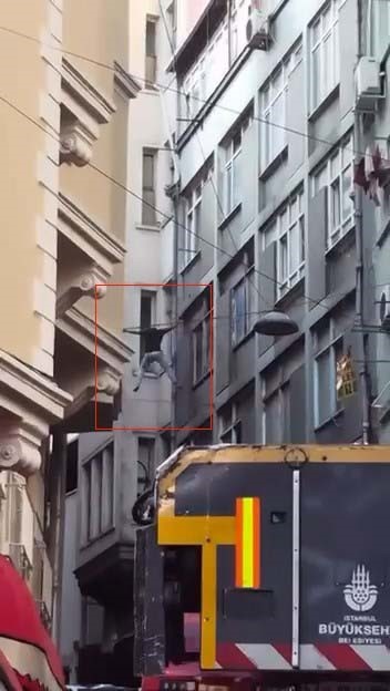 beyoglu-nda-yurekleri-agza-getiren-anlar-elektrik-tellerinden-acilan-hava-minderine-dustu