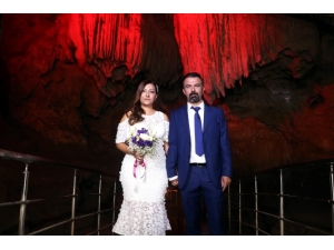 Binlerce Kişi Karayolunun Kenarındaki Türkiye’nin En Uzun 10’nuncu Mağarasına Akın Etti