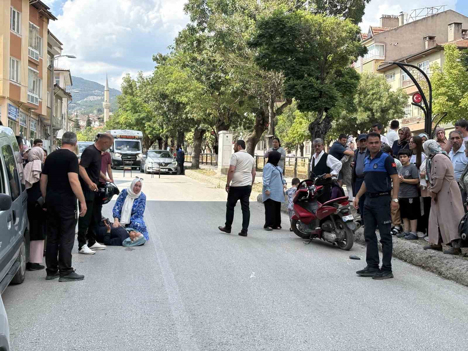 kastamonu-da-motosiklet-yayaya-carpti-2-yarali