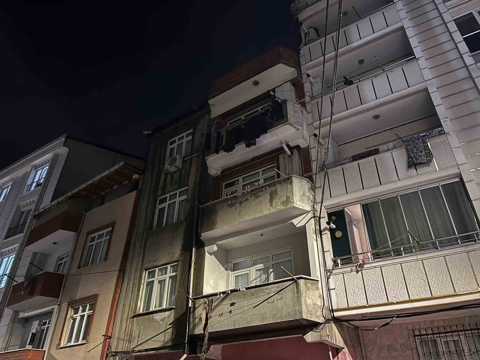 esenyurt-ta-3-katli-binanin-catisi-alev-alev-yandi