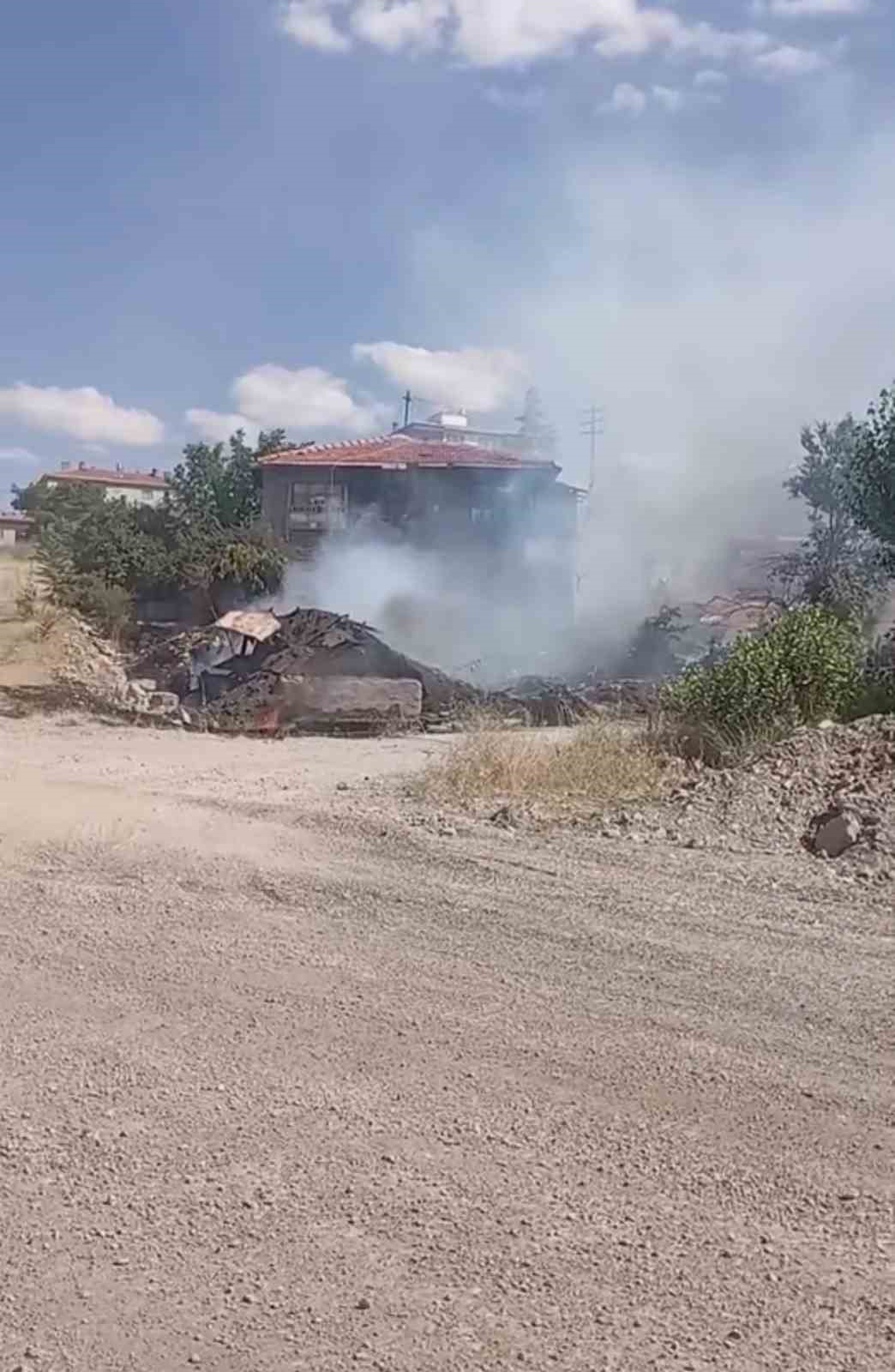 ankara-da-otlari-temizlemek-icin-yakilan-ates-eve-sicradi