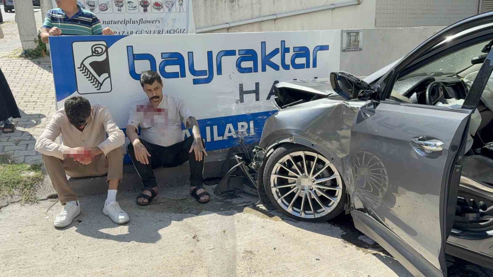 samsun-da-2-otomobile-carpip-savrulan-arac-duvara-carpti-3-yarali