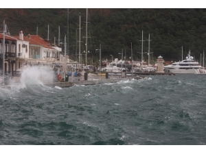 Marmaris’te Fırtına Etkili Oluyor