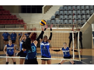 Ege Kadın Voleybol Takımı İlk Maçına Çıktı