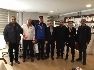 Başarılı Boksör Ve Taekwondo Şampiyonları Ödüllendirildi