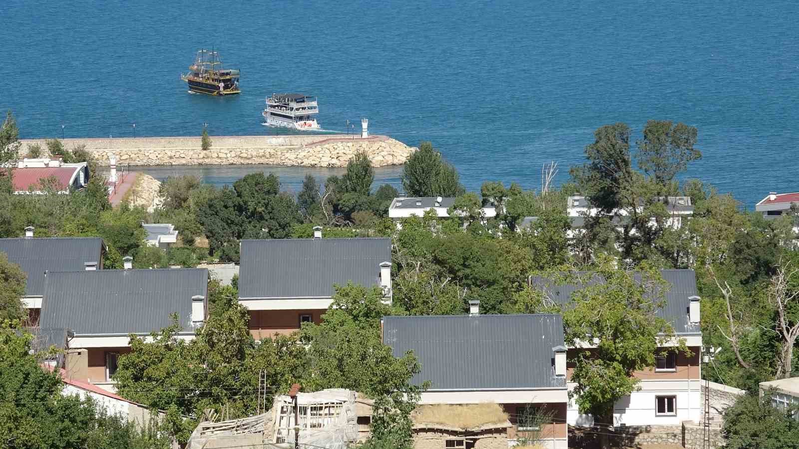 van-golu-cevresinde-yatay-mimari-cagrisi