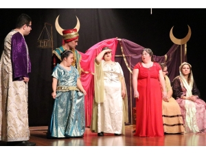 Engelli Kursiyerlerden Tiyatro Gösterimi