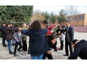 Milli Eğitim Müdüründen Liselilere Sıra Dışı Oyun