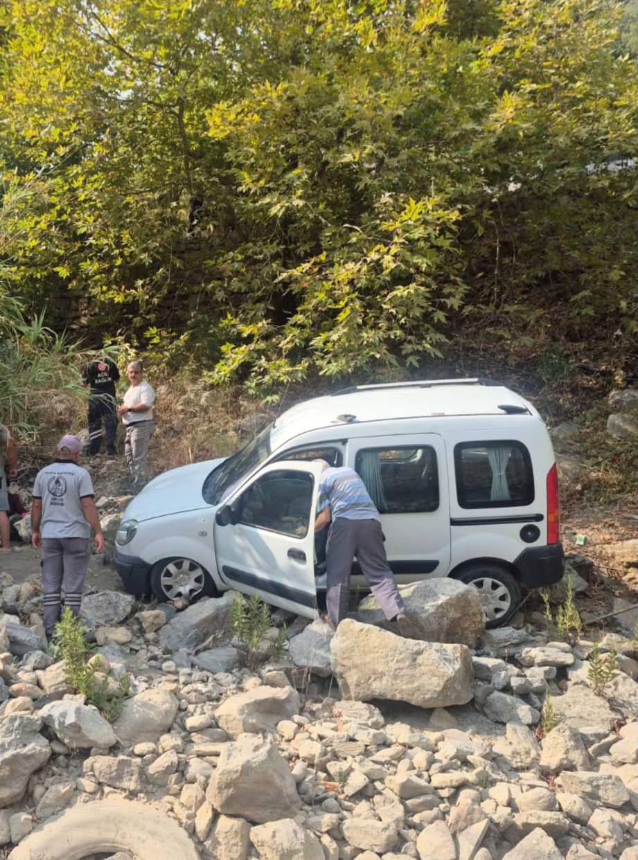 alanya-da-arac-sarampole-yuvarlandi-3-yarali