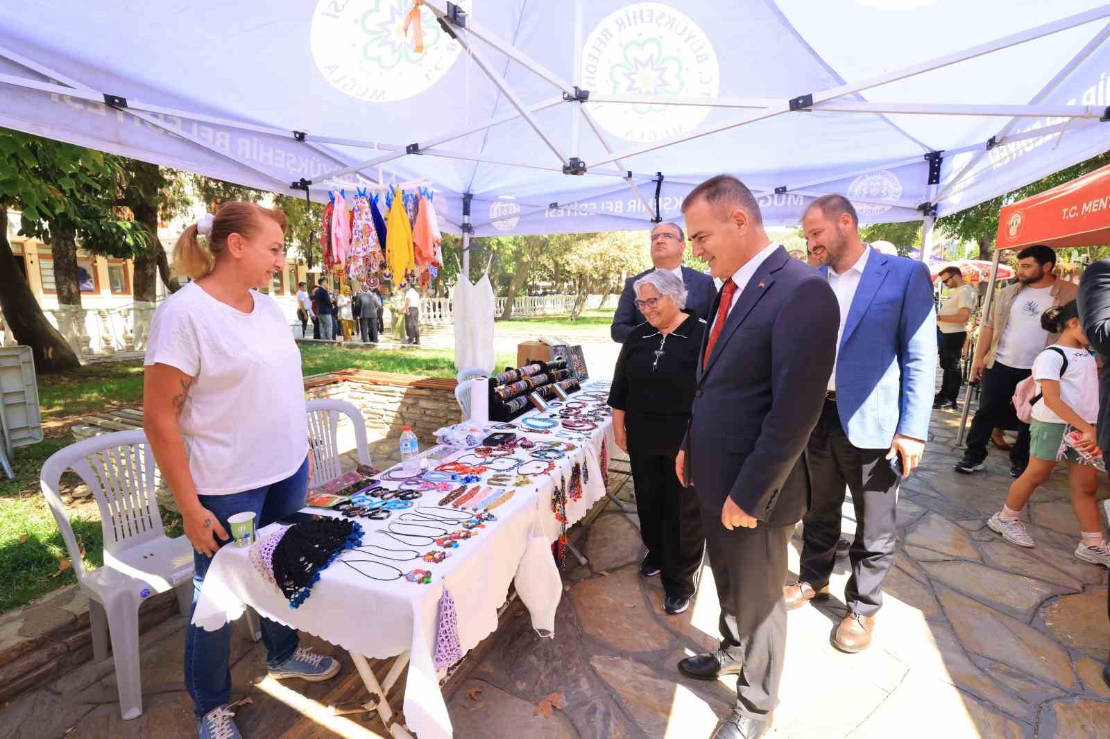 vali-akbiyik-mor-pazar-i-ziyaret-etti
