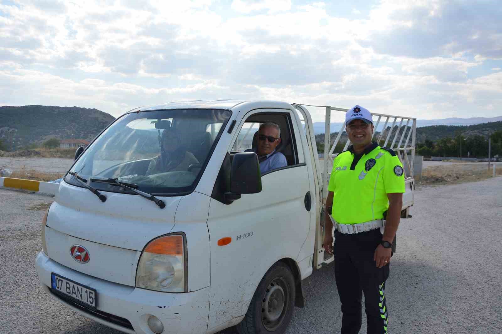 bulasik-yikama-cezasiyla-turkiye-nin-yuzunu-gulduren-trafik-polisi-konustu-o-sicakta-gonlum-el-vermedi