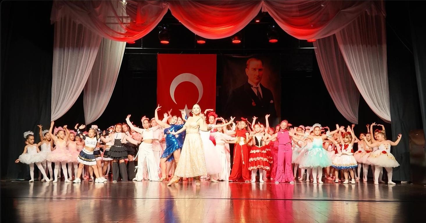 aylar-suren-emek-sahnede-alkis-aldi