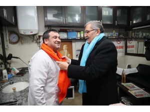 Murat Aydın, “Hava Soğuk Üşümeyin” Dedi, Vatandaşın Boynuna Kendi Elleriyle Atkı Taktı