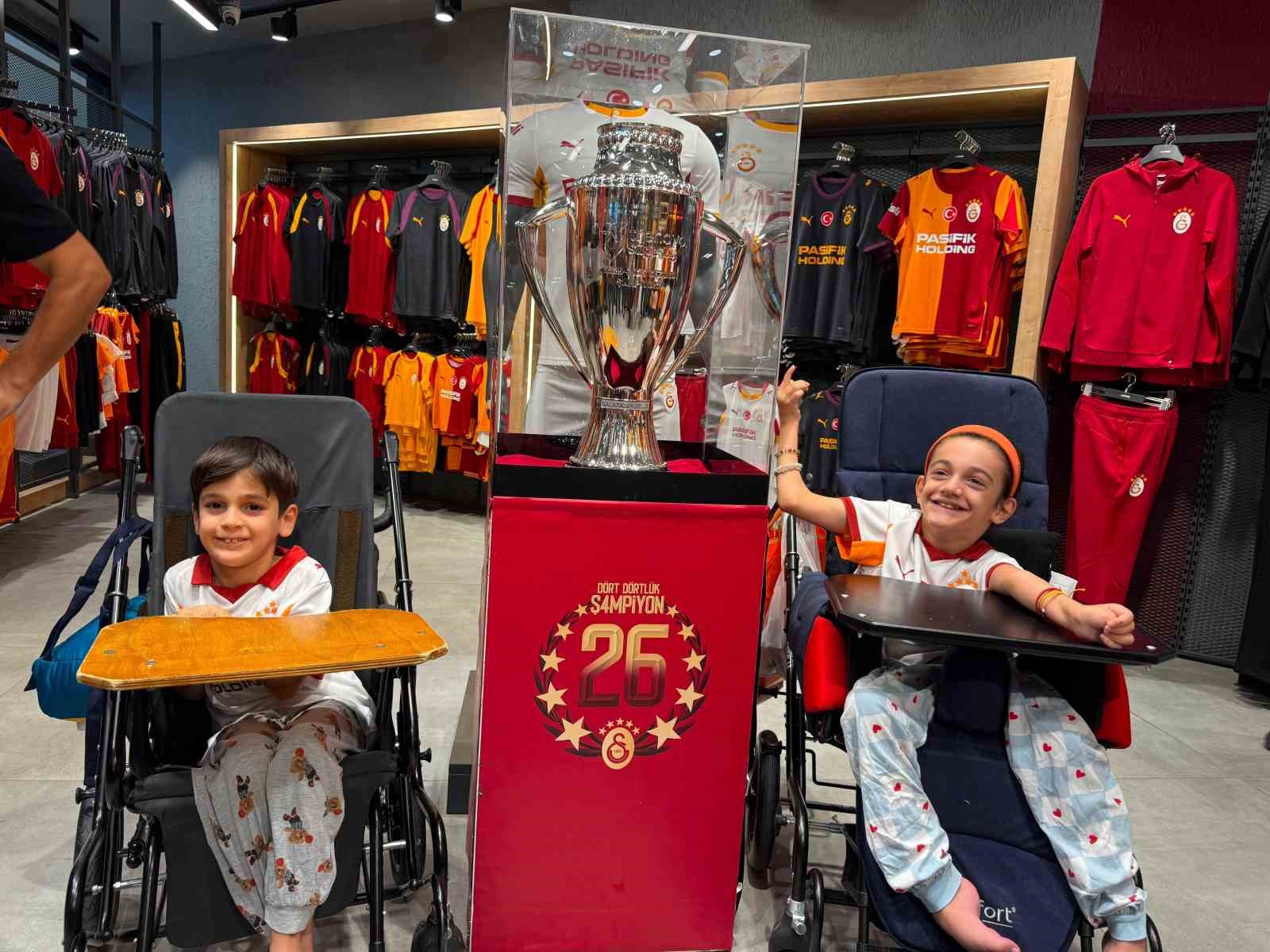 galatasaray-in-sampiyonluk-kupasi-mardian-mall-da-taraftarlarla-bulustu