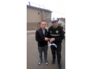 Köylü Pazarında Bulduğu Parayı Polislere Teslim Etti