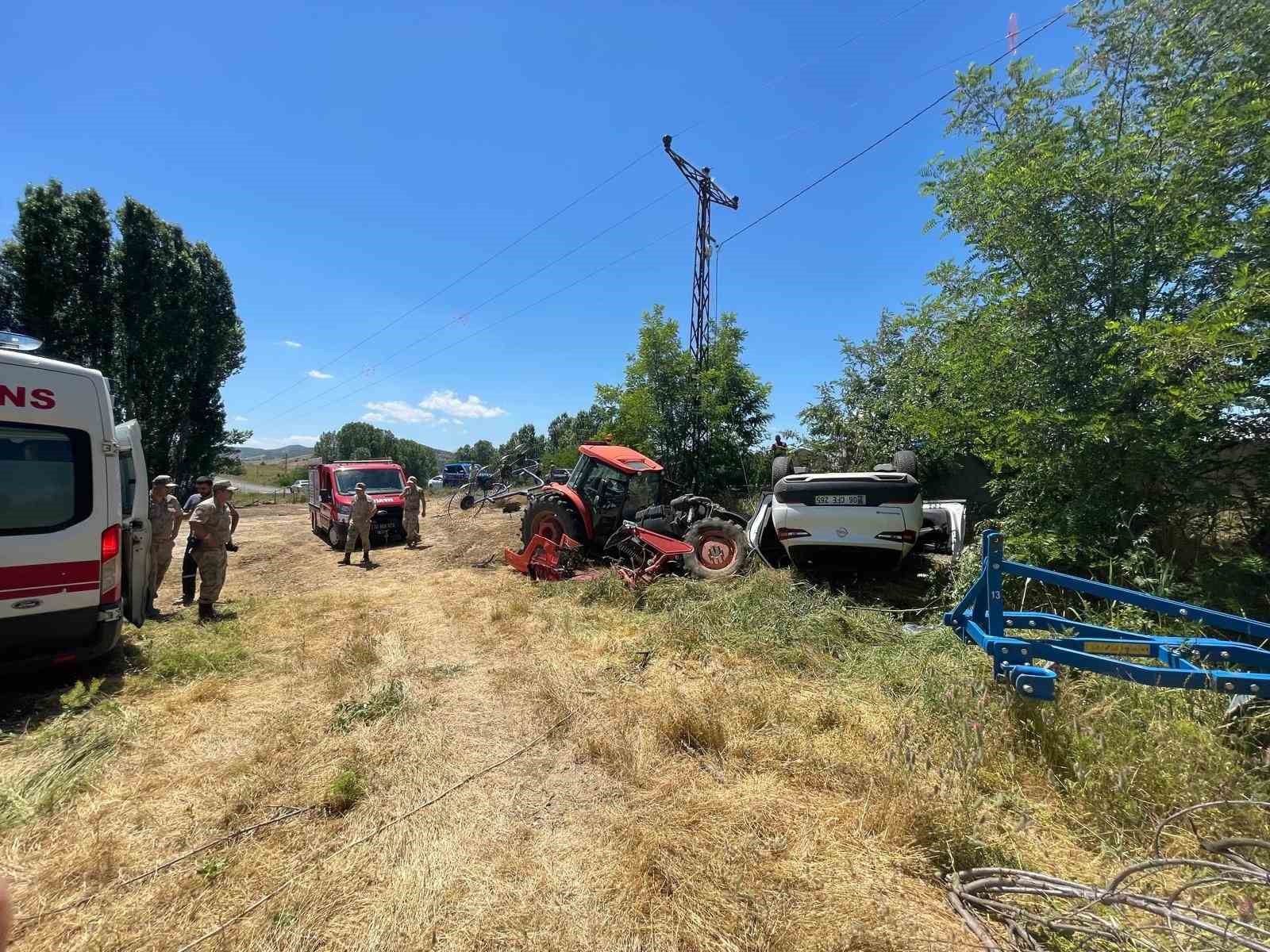 park-halindeki-traktore-carpan-otomobil-ters-dondu-1-yarali
